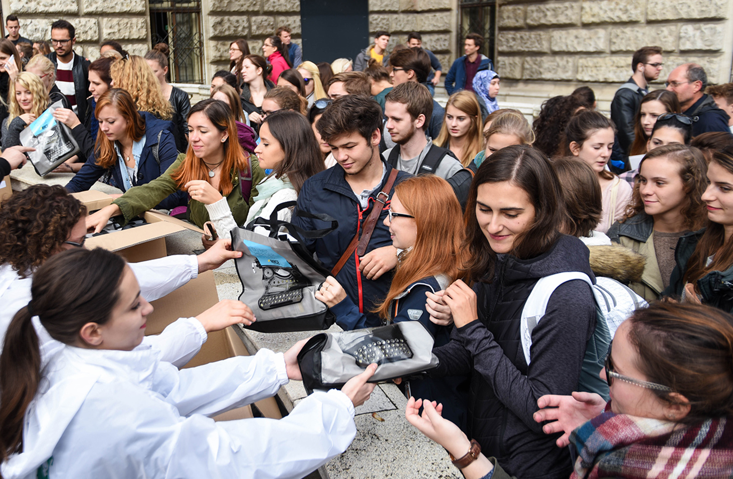 edubag goodie tasche studenten hochschulmarketing studenten erreichen werbung auf der uni werben auf der uni uni wien tasche studententasche tasche mit gratis zeug uni bag